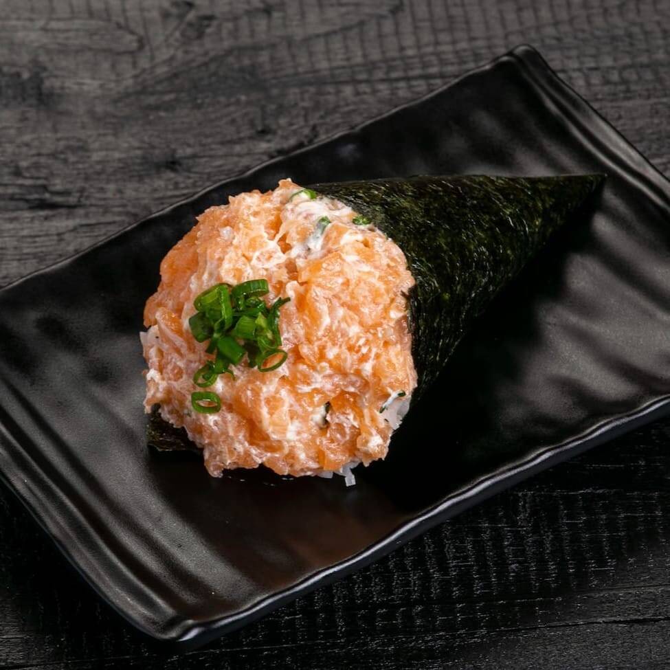 Salmão batido ou em cubos com maionese e cebolinha.