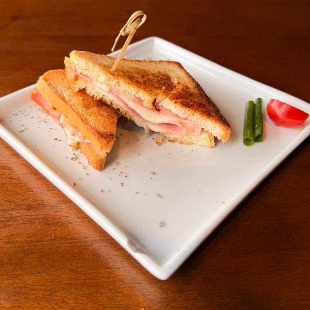 Presunto, queijo e pão na chapa. Simples, funcional e impossível de comer um só.