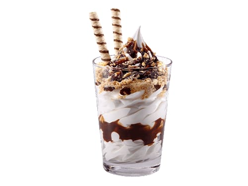 Massa gelada de baunilha com uma super camada de cobertura sabor chocolate e ainda por cima com farofa de paçoca. O canudo completa a
tentação.