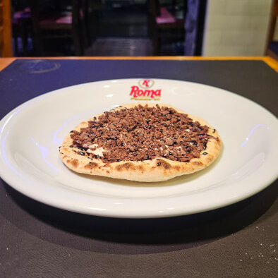 Chocolate branco, chocolate ao leite, ovomaltine e calda de chocolate