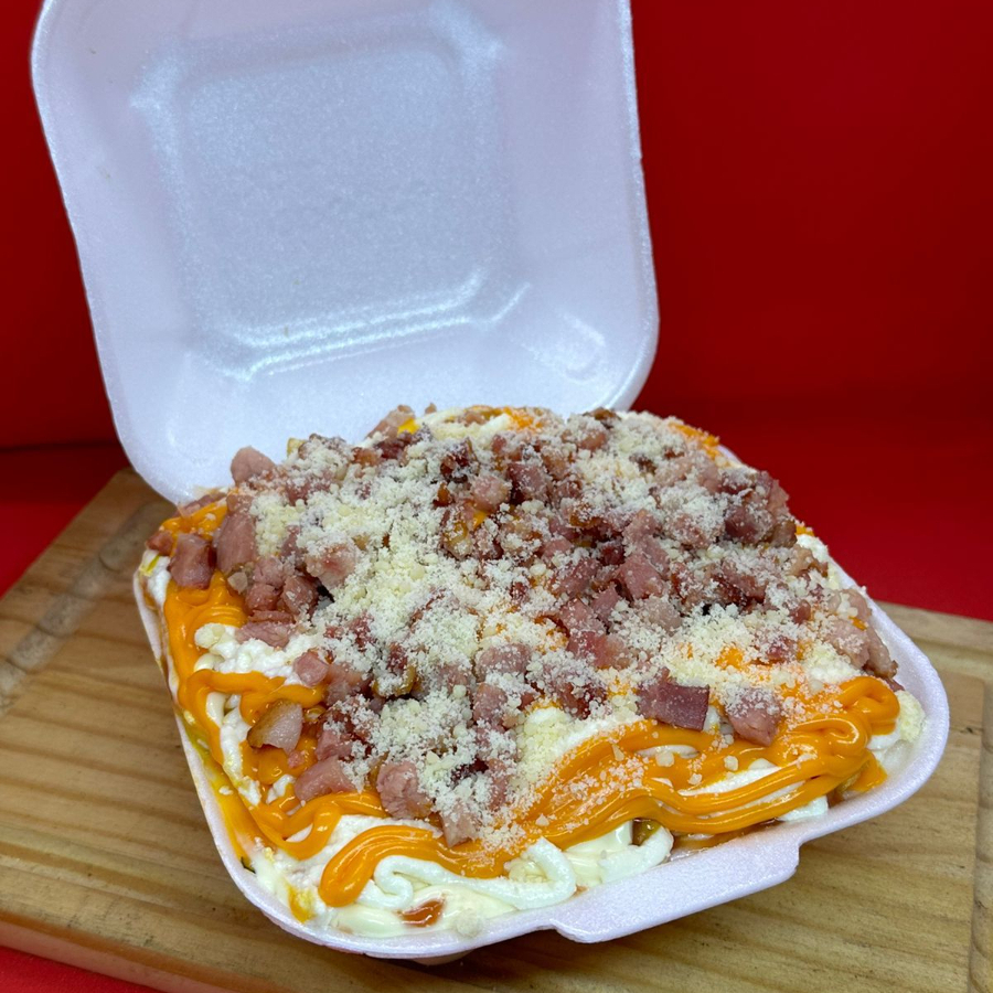 Ketchup, mostarda, maionese, catupiry, cheddar, bacon e queijo ralado.