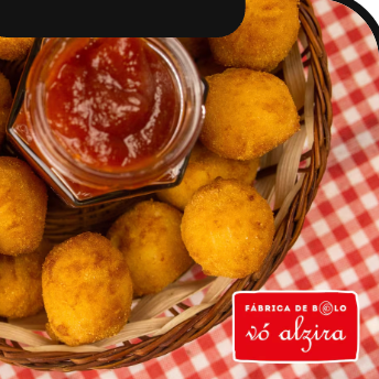 Salgadinho com massa leve de aipim e com recheio generoso de carne seca. Frito e congelado, basta levar ao forno. Contém 20 unidades. Imagem meramente ilustrativa. Serve 4 Pessoas.