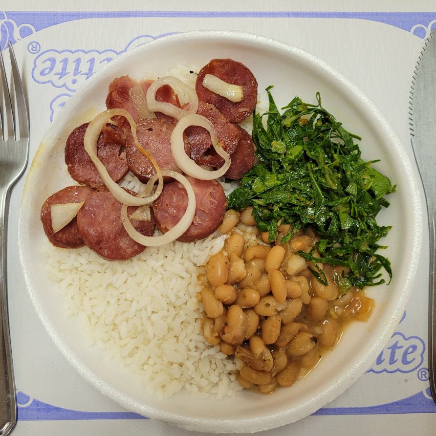 Arroz, feijão, couve e calabresa