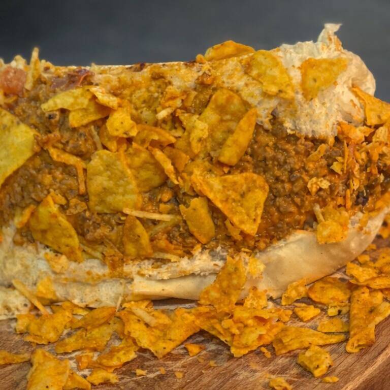 Pao De Hot Dog ,Uma salsicha perdigao,maionese,milho,tomate,cebola,catchup,batata palha, Uma Maravilhosa carne moida Com Muito queijo cheddar,calabresa E Uma Generosa Porçao De Doritos!! Gostoso Do Jeito Que Voce Merece!!