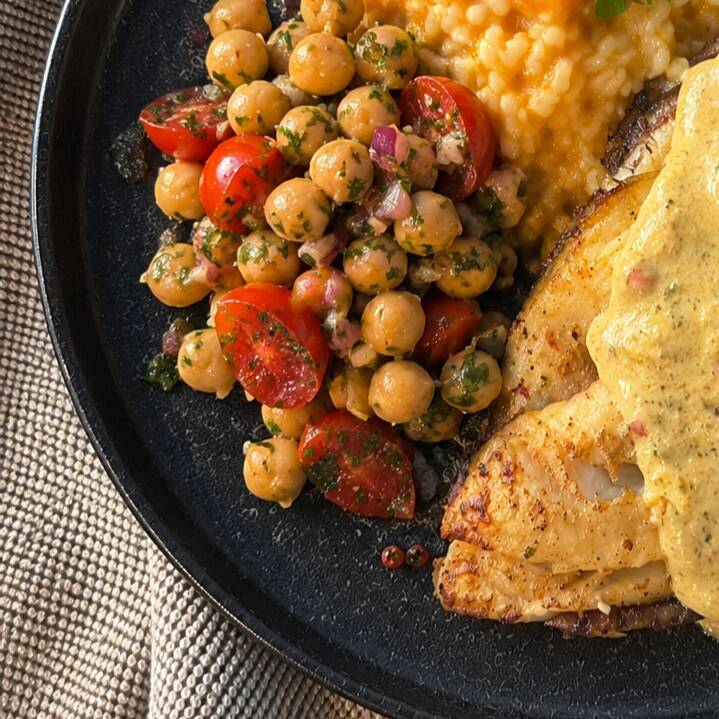 Tilápia grelhada na manteiga de limão, servida com arroz cremoso de abóbora e vinagrete quente de grão-de-bico.
Preparado com 200g de pescado in natura.
Alérgicos: Contém peixe, leite e derivados.