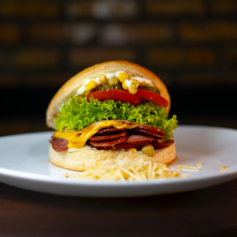 Pão Bola, Carne, Calabresa, Queijo, Salada e Batata Palha