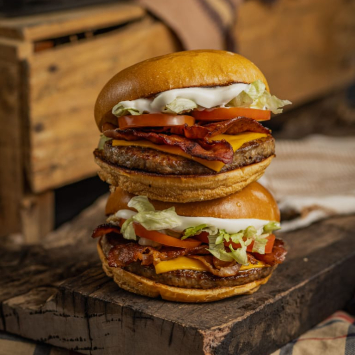 Pão de Brioche, Hambúrguer Sabor Picanha 90g, Queijo cheddar fatiado, Bacon Crocante, Alface americana, tomates e maionese especial