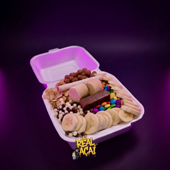 (Foto real do produto) - Açaí, 11 acompanhamentos (Cereais e guloseimas), 2 frutas e 3 caldas.