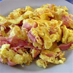 HUEVO REVUELTO CON JAMÓN