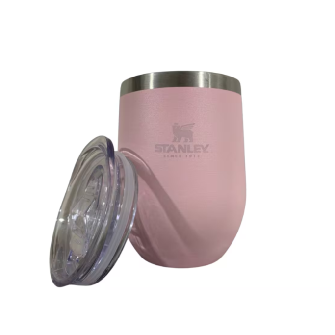 O Copo Térmico 360ml tipo Stanley é perfeito para quem aprecia cerveja sempre gelada e bebidas na temperatura ideal. Feito em aço inoxidável de alta qualidade, é resistente, durável e mantém a temperatura por horas. Ideal para chope, drinks, café e outras bebidas, conserva líquidos gelados por até 6 horas e quentes por até 4 horas. Seu design ergonômico facilita o manuseio, enquanto a tampa com vedação evita vazamentos. Versátil e estiloso, é ideal para churrasco, happy hour, praia, camping e qualquer ocasião onde você queira desfrutar da sua bebida favorita sem preocupação.  Copo térmico, copo de inox, copo para cerveja, copo para drinks, copo para chope, copo Stanley, copo térmico 360ml, copo resistente, copo com tampa, copo antivazamento, copo portátil, copo para churrasco, copo para viagem, copo para camping, copo durável, cerveja gelada, chope, drinks, caipirinha, refrigerante, suco, café quente, chá quente, bebida térmica, temperatura ideal, conservação de bebida.