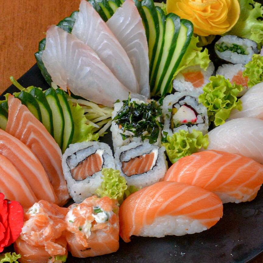 20 peças, sendo: 6 sashimis salmão, 4 niguiris salmão, 4 hossomakis salmão, 4 uramakis salmão e 2 jhou. Itens Enviados De Acordo Com A Descrição