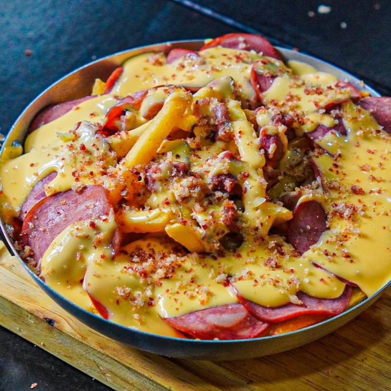 500g de batatas com calabresas, bacons picados e um delicioso cheddar cremoso com farofa de bacon.
