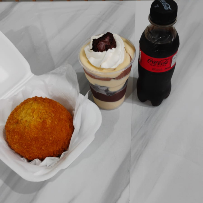 Combo especial com coxinha, coca-cola pet 200ml e um copo da felicidade choconinho.