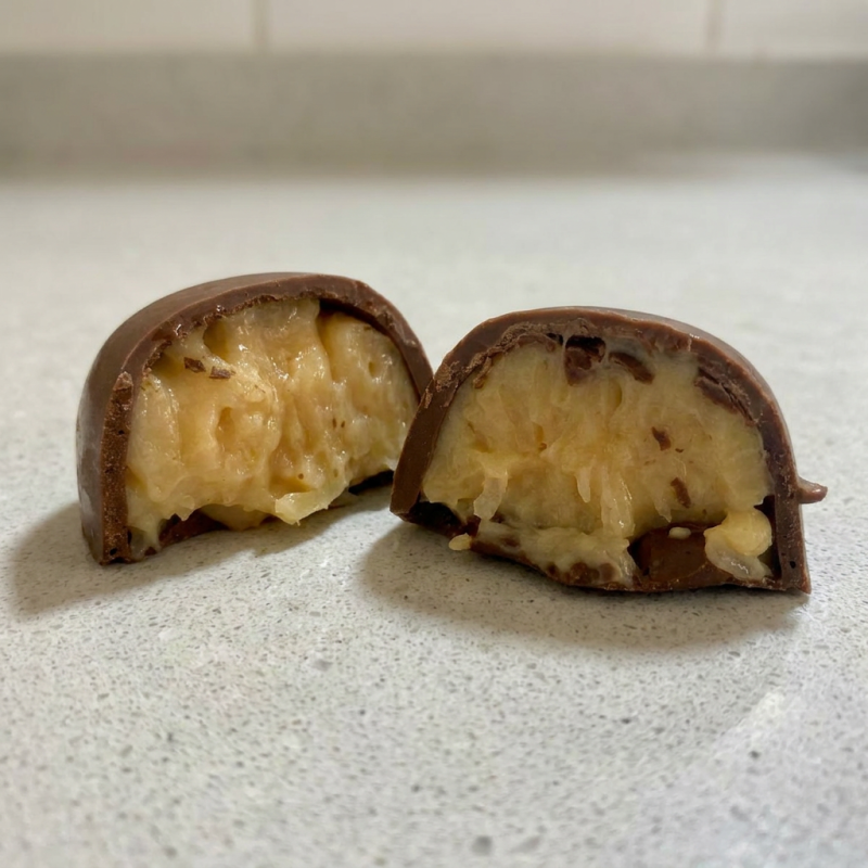 Trufa de beijinho, feita com coco ralado e leite condensado, coberta com chocolate branco.