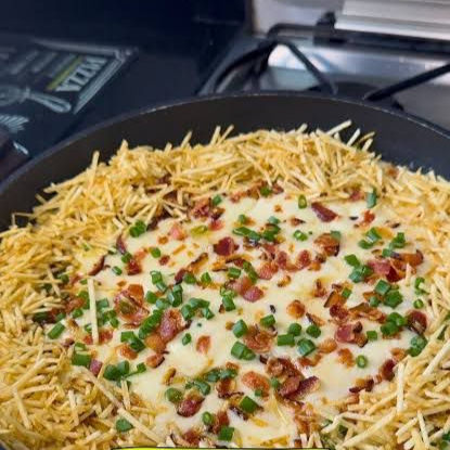 carne com um deliciosos creme de batata e queijo, acompanhado de arroz e batata palha