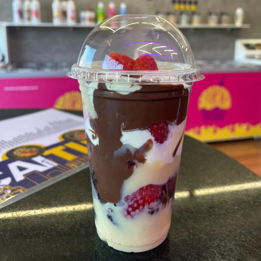 Copo 300ml Brownie, recheio de brigadeiro branco, morango e Nutella e Ninho.