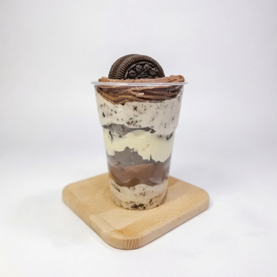 Delicioso copo com Creme de Oreo, brigadeiro de Ninho, brigadeiro de chocolate 50% e pedaços de Brownies, simplesmente Irresistível. (220ml | aprox. 220g)