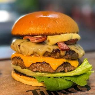 O queijo é o caminho, o Santo Cheese é o destino! Pão tostado e fofinho com 2 blends de carne 150g cada com queijo cheddar, queijo muçarela, queijo provolone, tiras de bacon, cebola roxa, rúcula e a nossa maionese caseira.