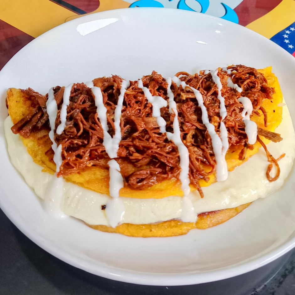 cachapa con carne mechada