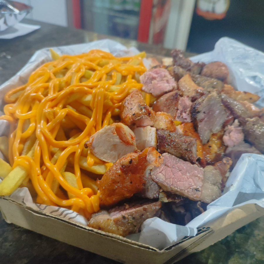 Acompanha 5 espetos de churrasco misto (carne, frango e linguiça) + 600gr de  Fritas