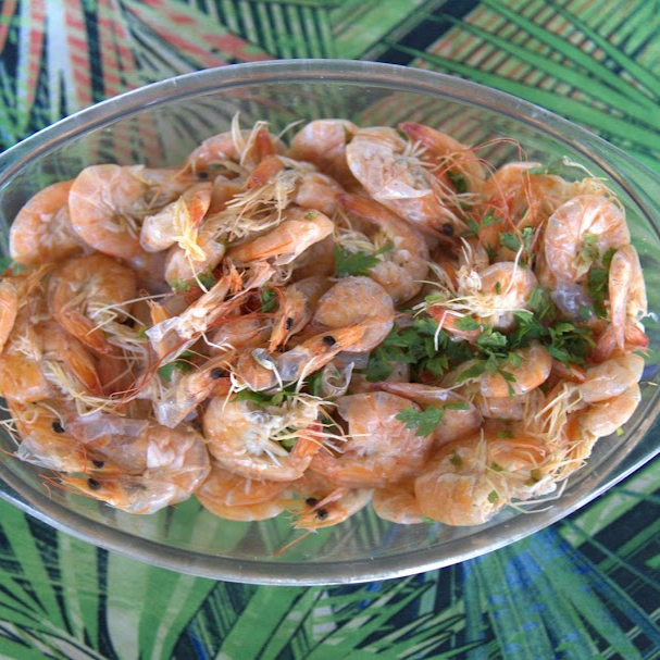 1 kg de camarão in natura, cozido com temperos. Seu peso final pode variar até 30%