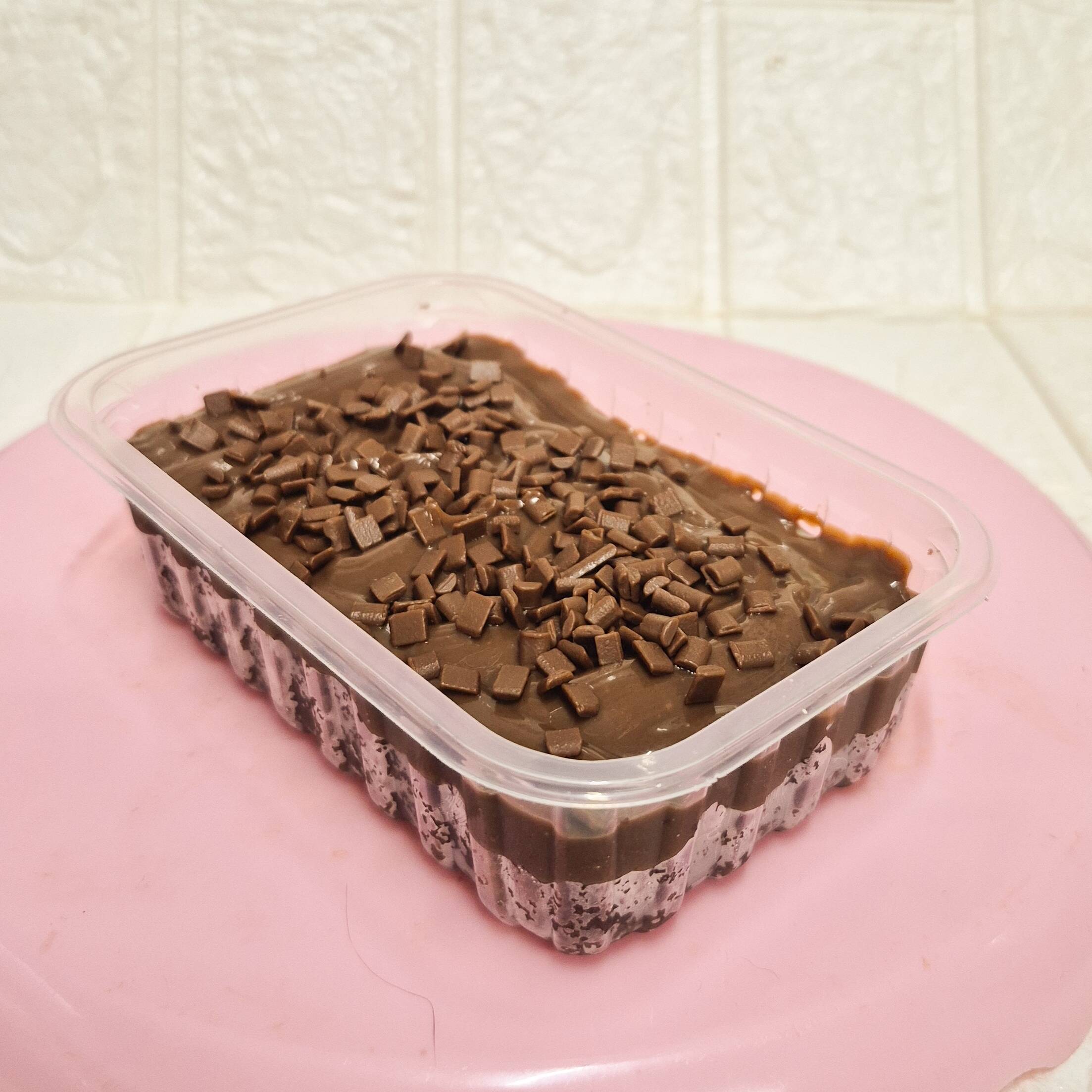 Bolo de chocolate, cobertura de brigadeiro cremoso de chocolate 50% cacau e granulados de chocolate ao leite nestle 250g