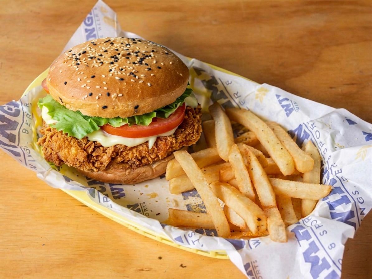 CHICKEN CHEESE BURGUER