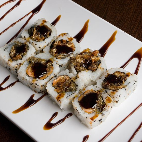 roll com arroz por fora , gergelim e recheio de skin (pele de salmão grelhada e temperada)