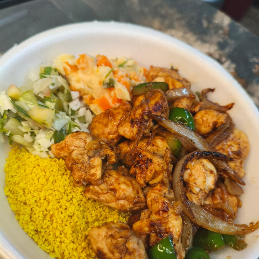 Peito de frango acebolado com pimentão. Acompanha arroz, farofa, vinagrete e salada de maionese.