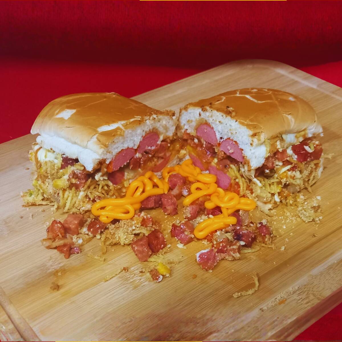 Pão, Duas Vinas (Salsichas), Cebola, Tomate, Milho, Mostarda, Catchup, Maionese, Farofa, Batata Palha, Bacon E Cheddar Cremoso!!!
Dos Mais Pedidos Da Casa!!!