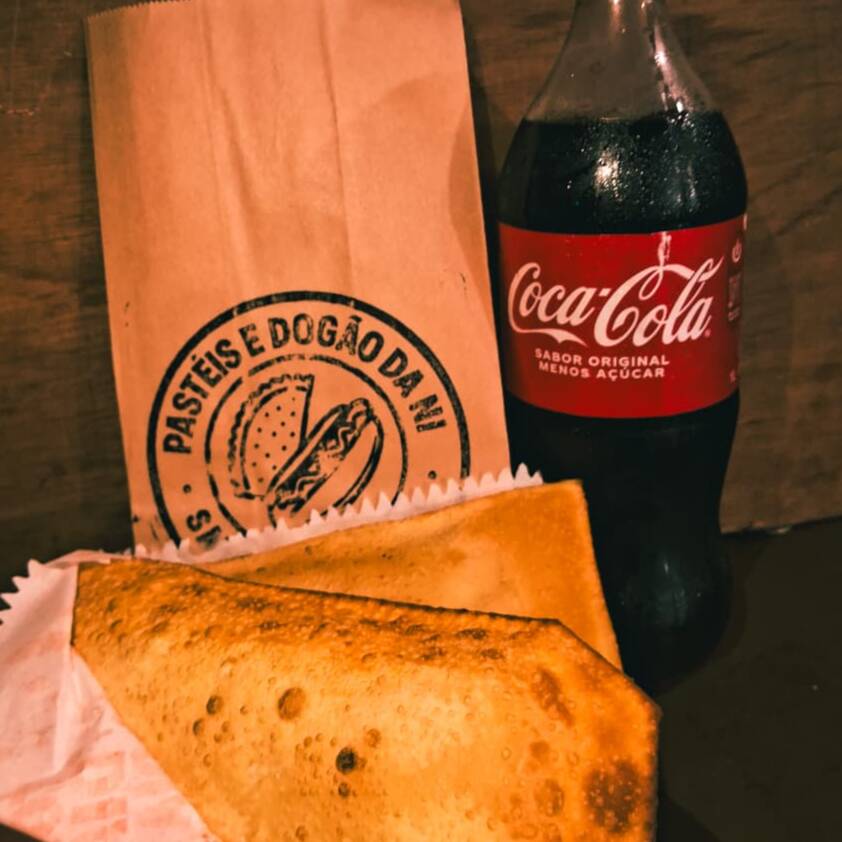 Dois Pasteis(carne, frango) e um refrigerante de 1l