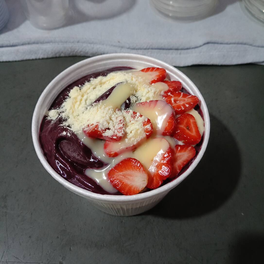 Pote de esopor 360ml essa delícia pode ser escolhido uma fruta + 2 acompanhamentos uma explosão de gostosura 😋