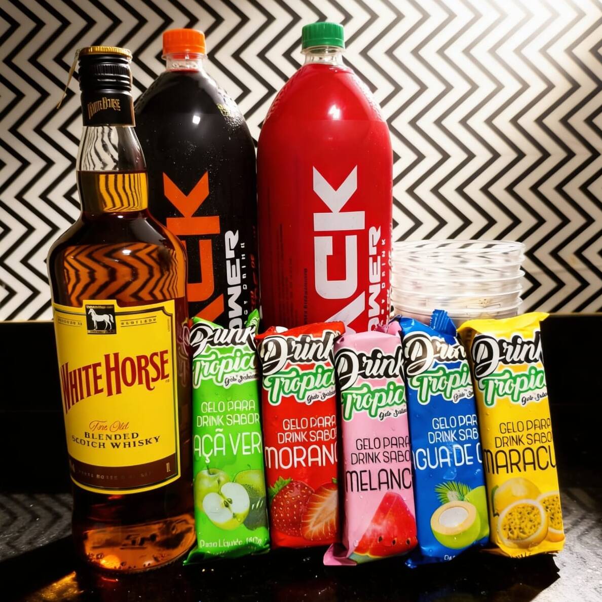 Combo White Horse Gelado
Seu rolê completo e pronto para beber!
1x Whisky White Horse Original – 1 Litro (servido gelado)
2x Energéticos – 2 Litros cada (1 a mais que a concorrência!)
5x Gelos saborizados – 200ml cada (sabores variados)
5x Copos descartáveis – 770ml cada
Tudo geladinho, na medida certa!
Ideal para festas, encontros e momentos especiais!
Mais bebida, mais energia e mais diversão que qualquer outro combo.