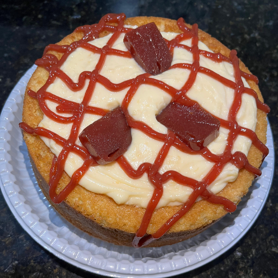 Massa branca, recheada com goiabada e creme artesanal de queijo, finalizada com goiabada.