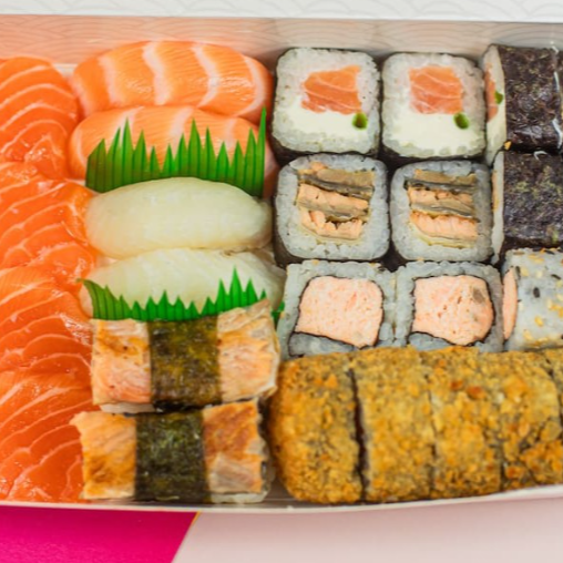 4 Sashimis frescos de salmão, 2 Niguiri de salmão, 2 Niguiri de peixe branco com conserva de alho poró, 2 Niguiri skin, 6 Deliciosos Hot Filadélfia, 5 Maki Filadélfia, 5 Maki skin e 5 Uramaki de salmão grelhado.
