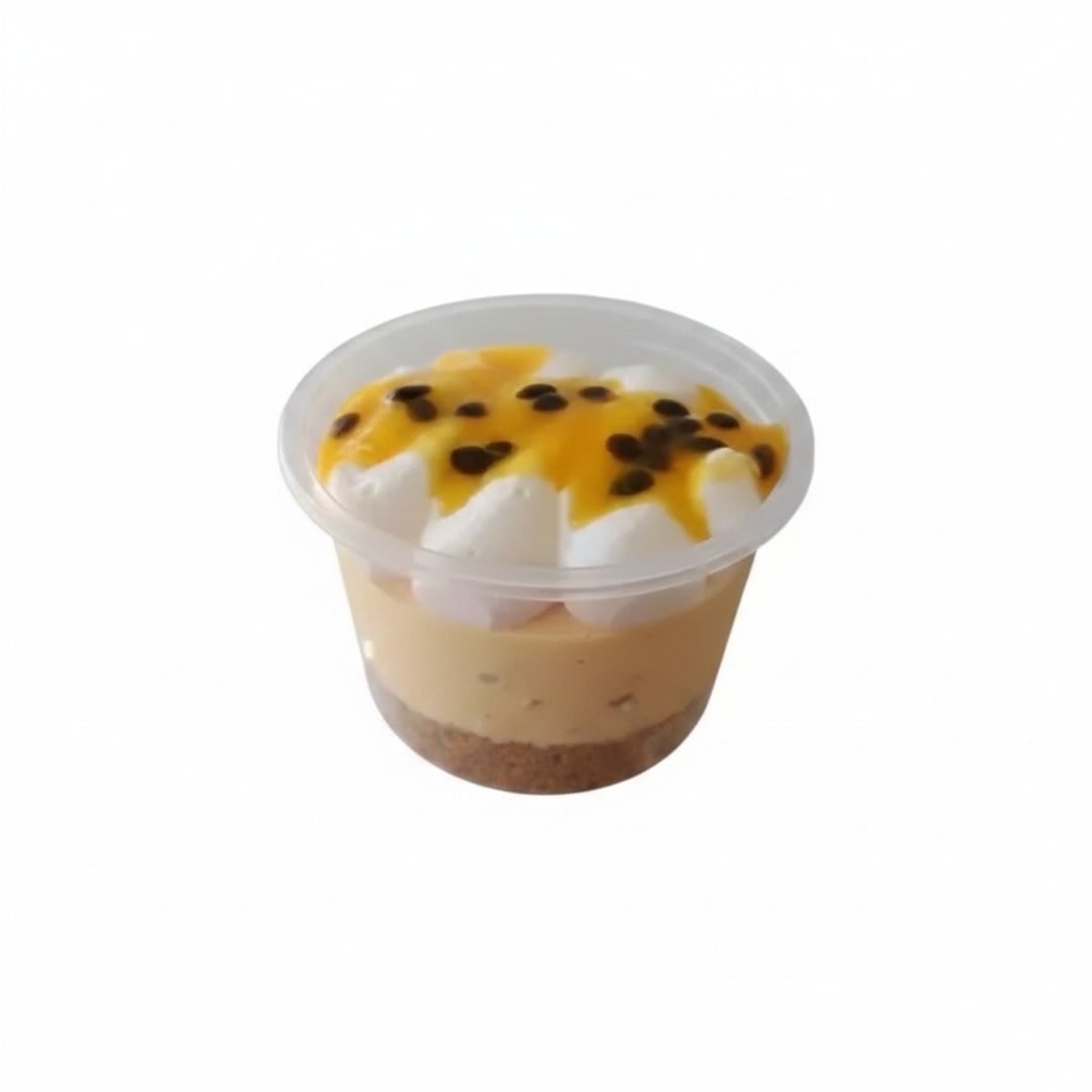 Feito com Mousse de maracuja azedinho feito com a fruta, farofa de biscoito crocante artesanal, mousse de Ninho e finalizado com geleia de maracujá artesanal. Ideal pra matar a vontade de um doce com frescor e equilíbrio. Refrescante, delicada e viciante!