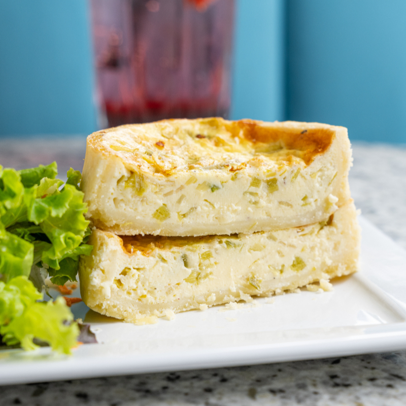 Ingredientes: ovos, farinha de trigo, manteiga, fécula de batata, leite, creme de leite, noz moscada, sal, pimenta do reino e Bacon