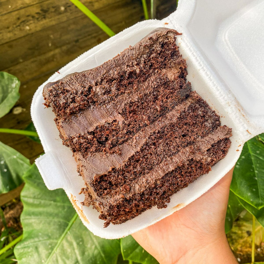 Chocolate sem limites! Camadas intensas de massa de chocolate bem molhadinha com muito brigadeiro cremoso e cobertura generosa. Um verdadeiro sonho pra quem é apaixonado por chocolate.