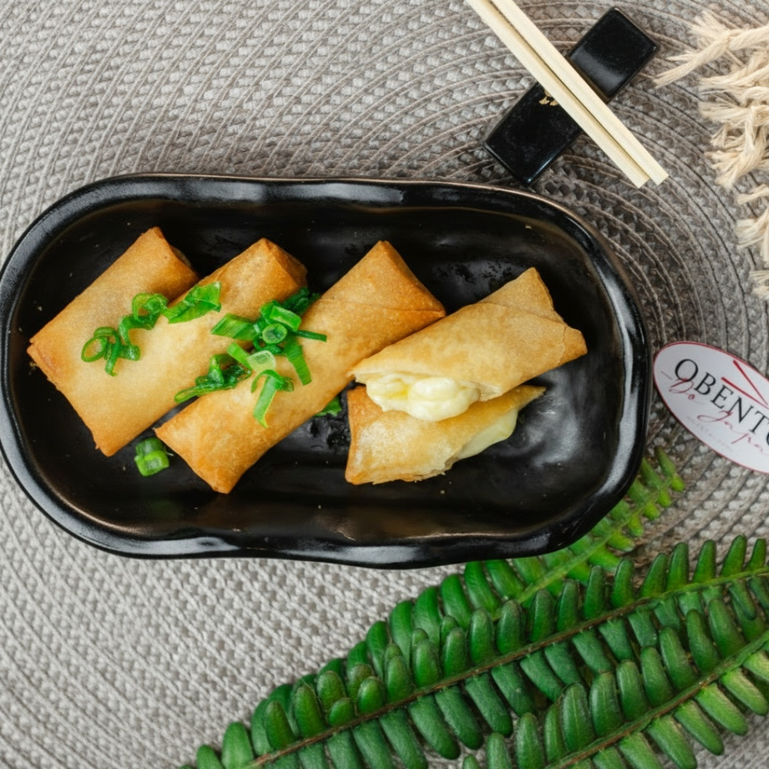 Delicie-se com nosso pastelzinho Harumaki, são rolinhos feitos com uma massa leve e fina recheada com queijo com toque oriental.