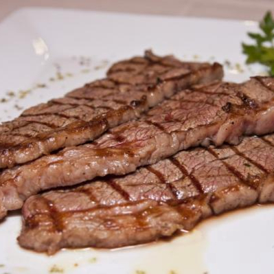 A "Picanha á Brasileira" é uma verdadeira celebração da culinária brasileira. Este prato magnífico vem acompanhado de um arroz soltinho e bem temperado. As fritas, crocantes por fora e macias por dentro, são um complemento perfeito. A farofa, com textura única, traz um toque especial, enquanto o vinagrete fresco e o feijão, preparado no estilo caseiro, completam este banquete brasileiro. uma opção irresistível do menu "Pratos à La Carte"