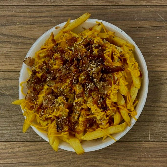 Batata, bacon, calabresa, oregano, alho torrado, cheddar e maionese alho