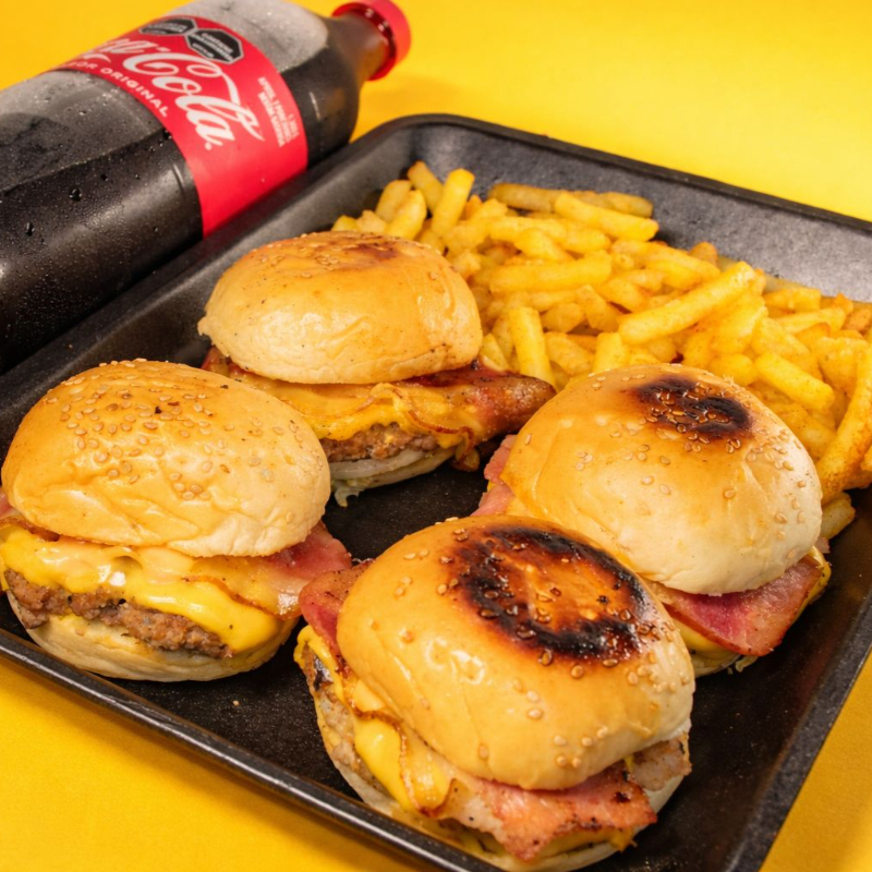 4 Mini Hamburguesas + Papas Fritas + Gaseosa 1,5lt