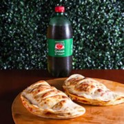 Com a nossa 'Super Oferta 3 em 1', você é quem manda! Aproveite essa oportunidade única para se deliciar com dois irresistíveis calzones, feitos com ingredientes selecionados e recheios de sua preferência. Para completar essa experiência gastronômica, oferecemos como cortesia um refrescante Guaraná Antarctica de 1l, servido bem geladinho. Não perca essa oferta exclusiva e torne o seu Dia ainda mel