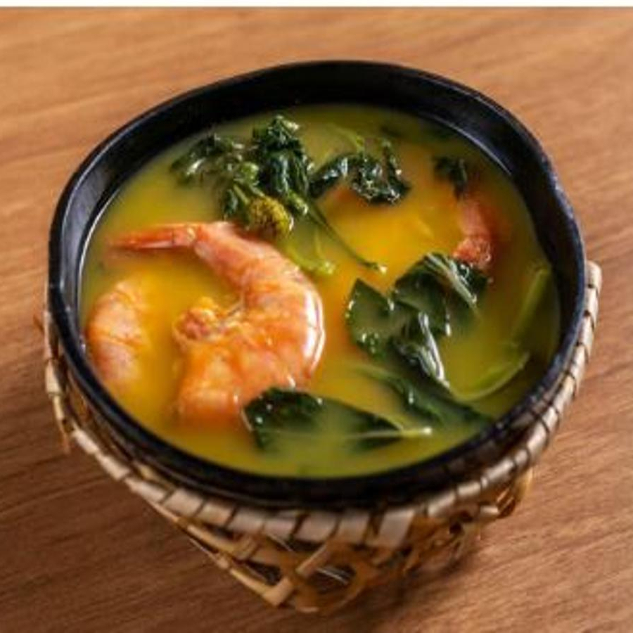 Tradicional prato da Culinária Nortista. Caldo de camarões cozidos no tucupi, com goma e jambu (prato apimentado).