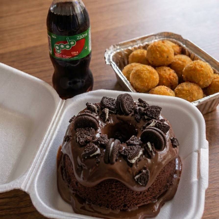 Delicioso bolo de chocolate com Oreo, perfeito para os apaixonados por chocolate, acompanhado de 10 minis salgados + 1 refrigerante Mini Goob.