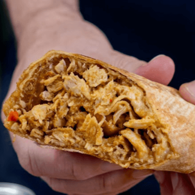 Shawarma com: Pão Libanes, Frango Grelhado, Batata, Pasta de Alho e Maionese + 1 Molho