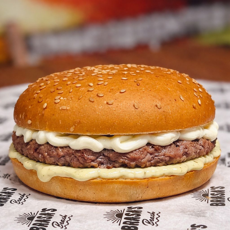 Burger artesanal, pão brioche macio, cream cheese cremoso do bom e o molho especial da casa. Simples, honesto e com aquele sabor que faz valer cada mordida.
