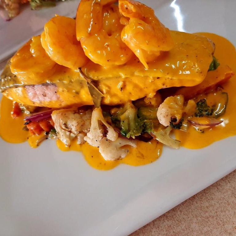Salmón en Salsa Caribeña Camarones