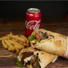 carne temperada , tomate e cebola grelhada , molho de alho, batata frita