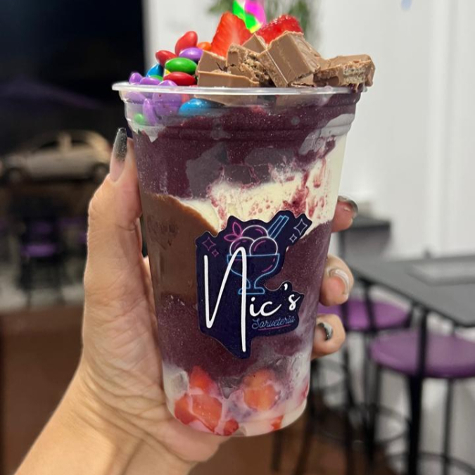 Açaí, morango, creme de cookies, leite em pó, leite condensado, confete MM's e KitKat